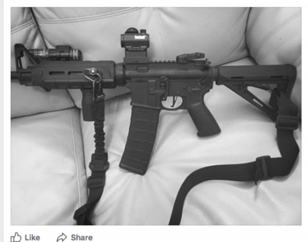 
Khẩu súng nghi phạm đăng trên facebook.
