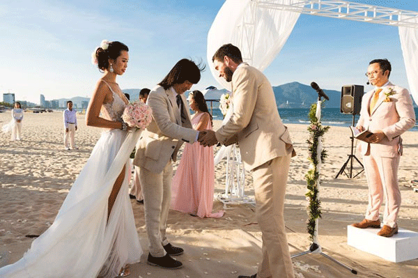 
Đám cưới của Hà Anh được tổ chức trên bãi biển ở một resort tại Đà Nẵng.
