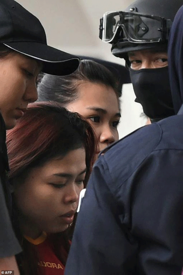 
Nữ nghi phạm người Indonesia trong vòng vây an ninh tại tòa án.
