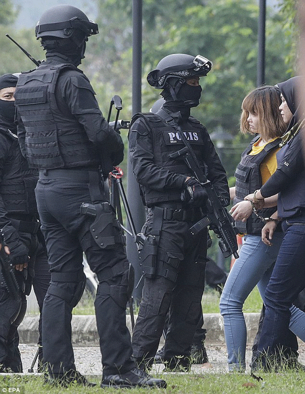 
Cả hai được cảnh sát Malaysia bảo vệ nghiêm ngặt trêng đường từ Tòa án về trại giam.
