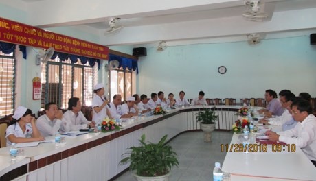 
Ban Chỉ đạo Đề án Bệnh viện vệ tinh giai đoạn (2013-2020) và đoàn công tác BVĐK TW Huế thăm BVĐK Kon Tum.
