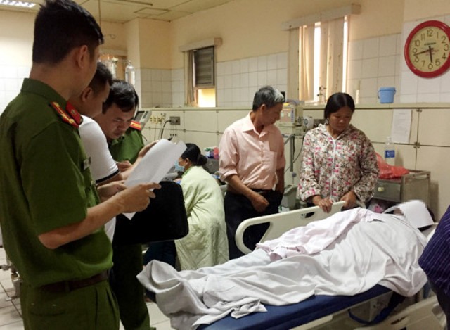 Cơ quan Công an có mặt tại bệnh viện đa khoa tỉnh Hòa Bình để điều tra vụ việc.