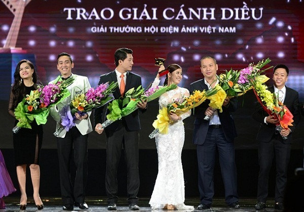 
Hoàng Thùy Linh cùng đoàn làm phim Thần tượng trong lễ trao giải Cánh diều vàng 2014.
