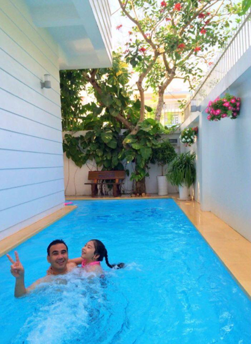 Bể bơi nhỏ là nơi gia đình Quyền Linh bơi lội và thư giãn.