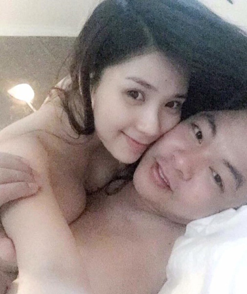 
Ảnh giường chiếu của Thanh Bi và bạn trai Quang Lê.

