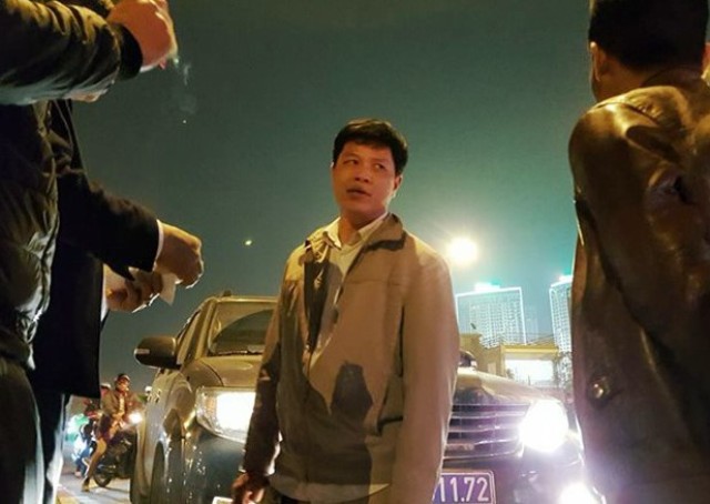 
Tài xế Nguyễn Duy Thanh có hành vi uy hiếp CSCĐ đang làm nhiệm vụ.
