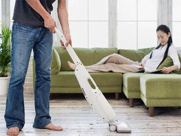 Trong khi tôi bận trăm công nghìn việc ngày tết thì vợ chỉ việc hưởng thụ ngồi chơi.