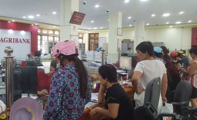 
Khách hàng kéo đến Ngân hàng Agribank chi nhánh Cam Đường - Lào Cai để hỏi về việc mất hàng trăm tỉ đồng.
