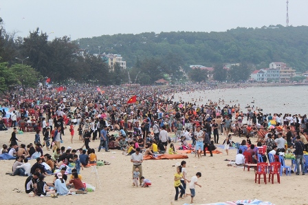 
Rất đông khách du lịch có mặt tại Đồ Sơn để tận hưởng lễ hội du lịch
