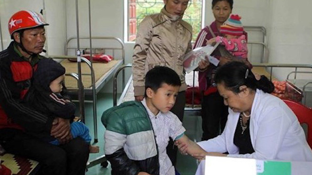 
Bác sĩ khám chữa bệnh cho học sinh nghèo tại huyện Quế Phong và Quỳ Châu (Nghệ An). Nguồn: Kenh14

