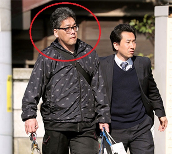 
Nghi phạm liên quan sát hại bé Nhật Linh bị cảnh sát Nhật Bản đưa đi vào sáng 14/4. Ảnh: Asahi
