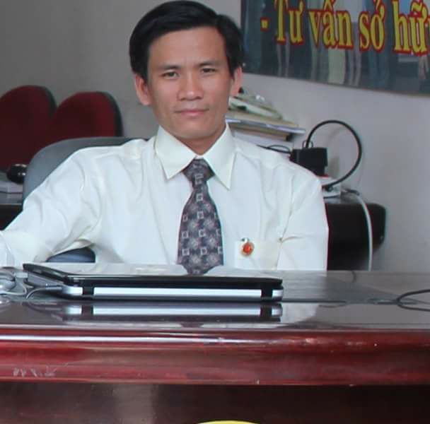
Luật sư Trần Minh Hùng trao đổi với phóng viên
