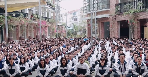 
Học sinh trường Lương Thế Vinh đồng thanh hát bài ca truyền thống tặng PGS Văn Như Cương
