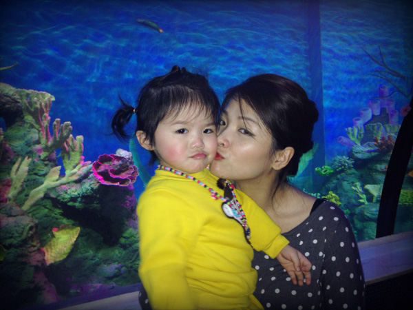 Biểu cảm siêu yêu của Miu trong một chuyến đi chơi cùng mẹ.
