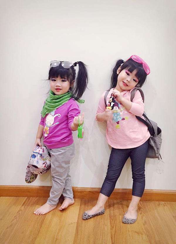 Hai chị em Miu - Moon được mẹ phối đồ khá phong cách và dễ thương.