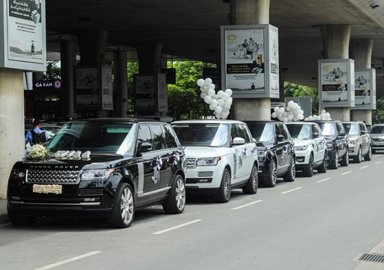 
Đây là 5 chiếc xe sang Land Rover mà Minh Nhựa dùng để đi đón vợ ở sân bay. Tổng giá trị khoảng 60 tỷ đồng.
