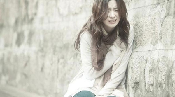 Thảo quá đau đớn và bất lực trước màn kịch giả dối của mẹ cha.