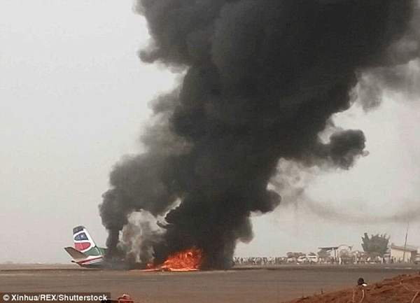 
Chiếc máy bay bốc khói nghi ngút trong sự hoang mang của người có mặt tại hiện trường.
