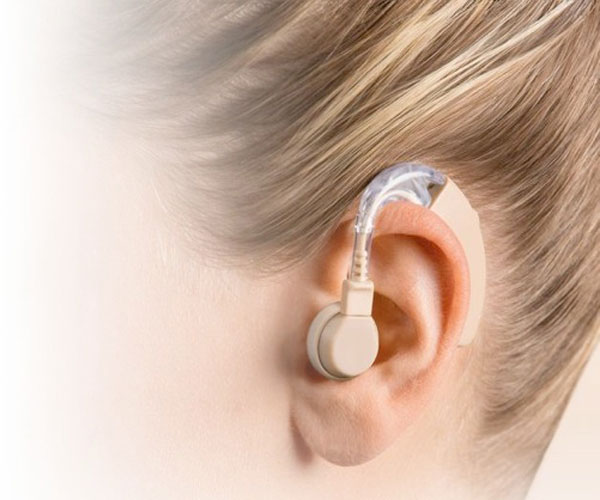 
Khi chẩn đoán nghe kém đã xác định, những bệnh nhân bị điếc cần được can thiệp sớm bằng cách đeo máy trợ thính...
