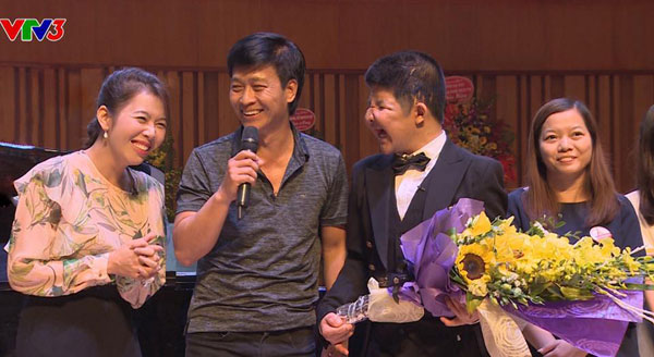
MC Diệp Chi hạnh phúc khi được đứng trên sân khấu cùng với diễn viên Quốc Tuấn và bé Bôm.
