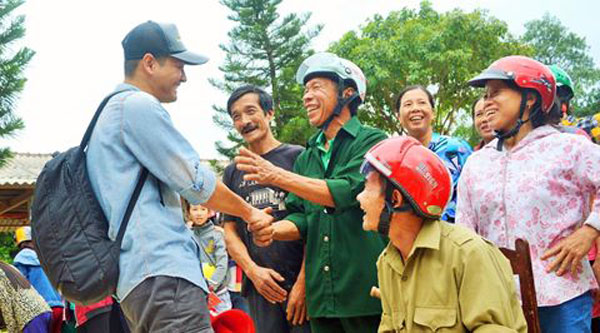 
MC Phan Anh trong một chuyến từ thiện tại tỉnh Quảng Bình vào năm 2016.
