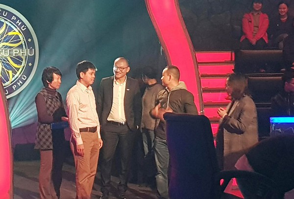
Phan Đăng và ê-kíp trong chương trình Ai là triệu phú 2018.
