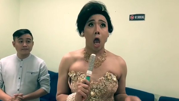 
MC Trấn Thành giả dạng thành Phi Thanh Vân trong màn ứng xử tại cuộc thi Hoa hậu Doanh nhân Thế giới người Việt.
