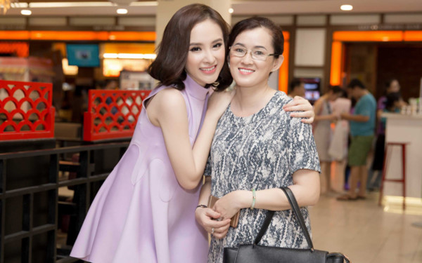 
Mặc dù bị nhiều điều tiếng, nhưng Angela Phương Trinh chưa bao giờ ngần ngại khi cùng người mẹ bán xôi vỉa hè xuất hiện ở nơi công cộng, thậm chí cô còn dẫn mẹ đi tham dự các sự kiện lớn.
