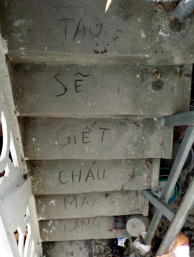
Lời nhắn trên bậc cầu thang người mẹ trẻ ở Thạch Thất, Hà Nội đã viết lại khi giết con đẻ của mình mới 33 ngày tuổi.
