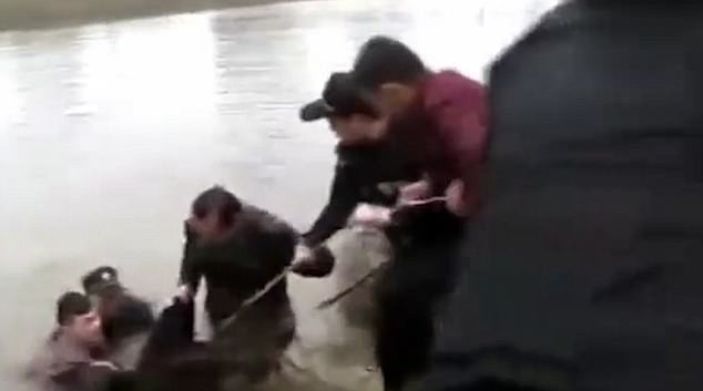 May mắn &ocirc;ng v&agrave; con trai đ&atilde; được cứu sống.