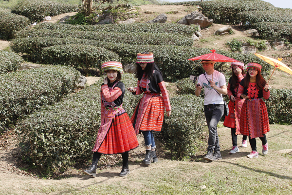 
Các cô gái dưới xuôi trong bộ trang phục của đồng bào dân tộc Mông.
