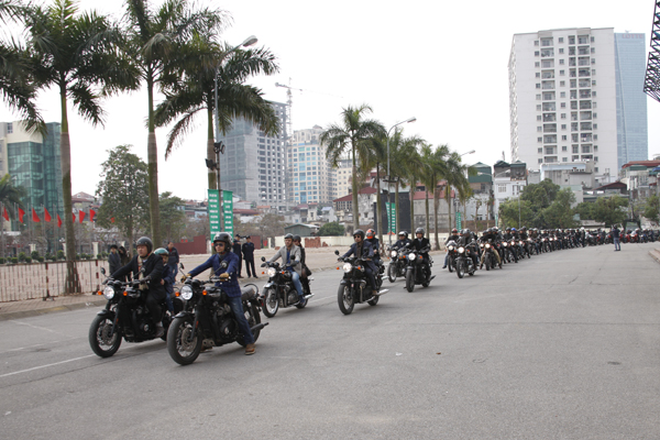 
Các biker sắp xếp theo đúng đội hình được chỉ dẫn.
