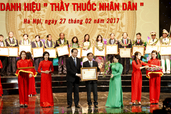 
Tại buổi lễ, Chủ tịch nước Trần Đại Quang và Bộ trưởng Bộ Y tế Nguyễn Thị Kim Tiến đã trao tặng danh hiệu Thầy thuốc nhân dân và Chiến sĩ thi đua toàn quốc cho các thầy thuốc tiêu biểu. Ảnh: Chí Cường
