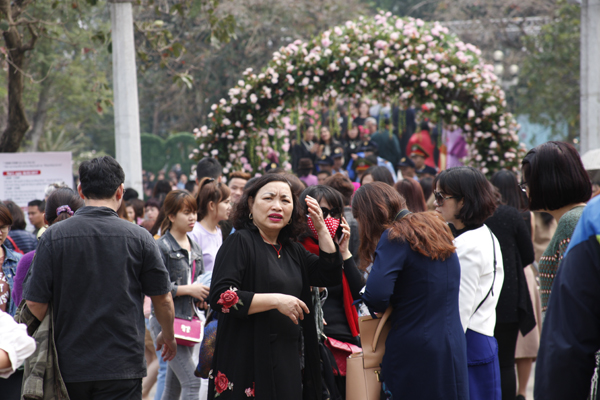 
Lễ hội hoa hồng được nhiều người dân quan tâm nhưng lại gây sự thất vọng ngay ngày đầu khai mạc.
