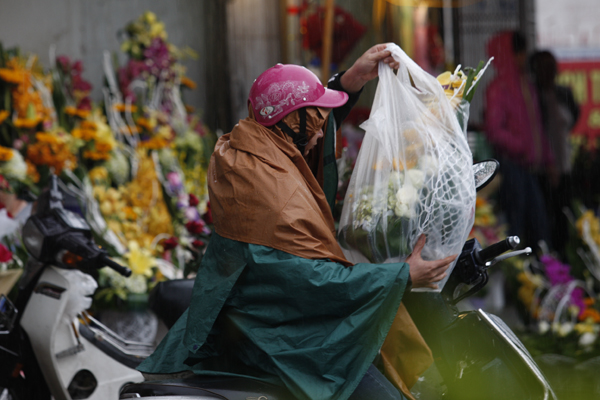 
Nâng niu món quà dành cho chị em.
