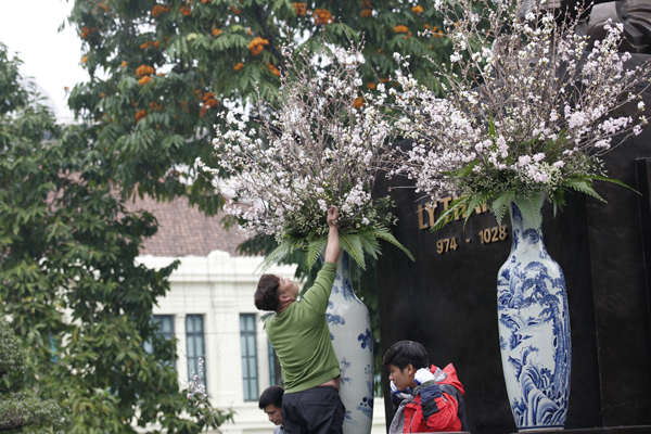 
Hai lục bình lớn được cắm hoa anh đào phía dưới chân tượng đài Lý Thái Tổ.
