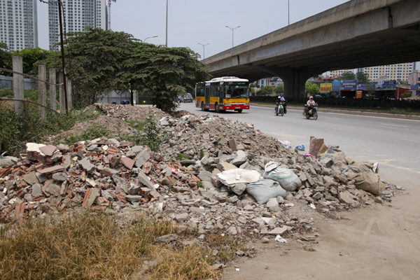 
Đống phế thải xây dựng đổ trộm trên đường Nguyễn Xiển.
