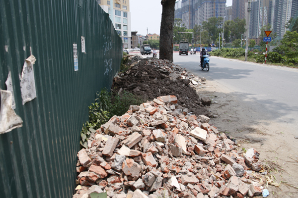 
Bãi phế thải phía bên ngoài dự án đang xây dựng tại khu đô thị Trung Văn.
