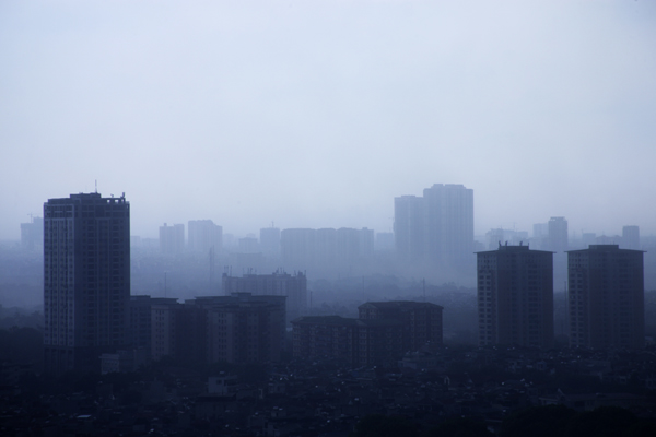 
Thành phố Hà Nội như chìm trong làn sương mù.
