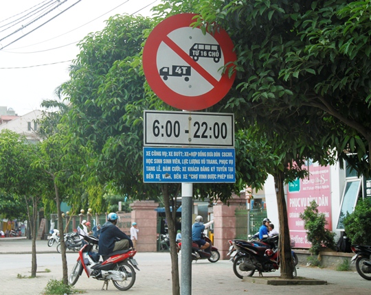 
Biển báo trên đường Lê Lợi (TP Vinh, Nghệ An)gây tranh cãi. Ảnh: V.Đồng
