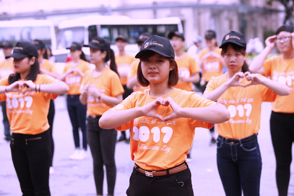 
Điệu nhảy sôi động được thể hiện trên nền nhạc bài hát Tôi yêu Việt Nam.
