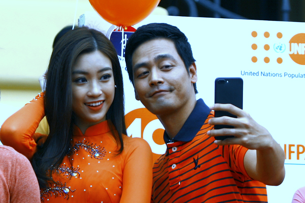 
Nhí nhảnh selfie cùng MC Phan Anh.
