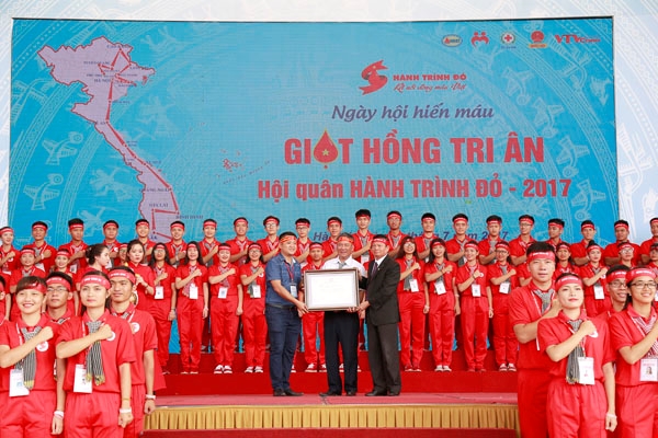
Đại diện Tổ chức kỷ lục Việt Nam trao chứng nhận kỷ lục cho Ban tổ chức Hành trình Đỏ
