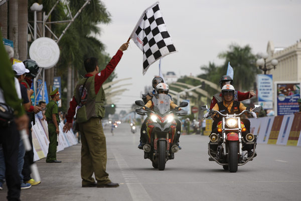 
Đoàn đua về đích tại TP Thanh Hóa trong điều kiện thời tiết tốt.
