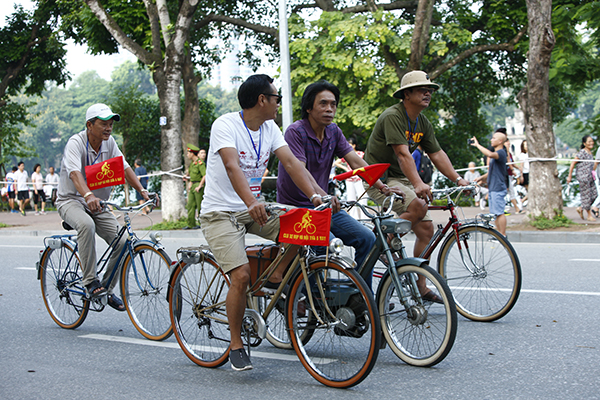 
Ngắm những chiếc xe đạp cổ thong dong trên phố, ai cũng nhớ về một Hà Nội cách đây nửa thế kỷ.
