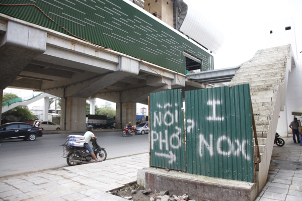 
Cầu thang bộ nhà ga La Khê vẫn dở dang.
