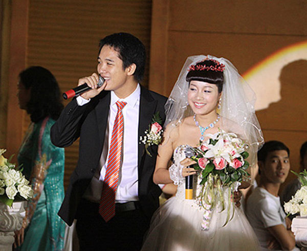 
Năm 2009, Minh Hương lên xe hoa cùng chú rể Lê Huỳnh khi sự nghiệp đang thăng hoa.
