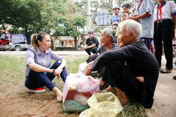 
Không phải là những hình ảnh váy áo hàng hiệu mới gây ấn tượng, đó chính là cách sống của Mỹ Tâm. Chỉ đơn giản với hình ảnh này, Mỹ Tâm đã kéo cho mình rất nhiều tình cảm của khán giả.
