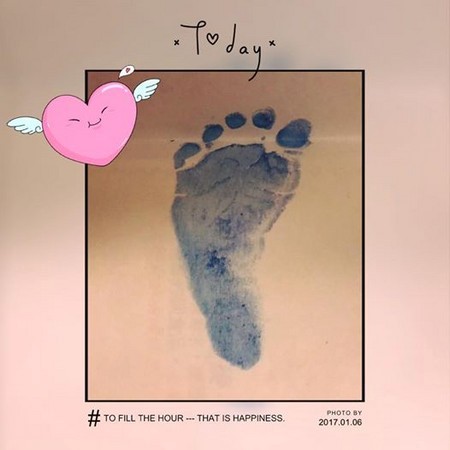 
Lâm Tâm Như chia sẻ ảnh bàn chân con gái trên trang cá nhân. Ảnh: Weibo.
