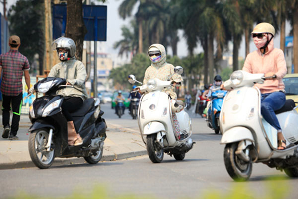 Những hình ảnh thường thấy trên đường phố Việt Nam mỗi khi hè về.
